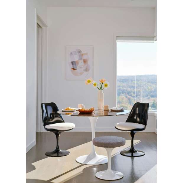 Tulip Chair black shell and base with swivel, Tonus Black - Knoll - Eero Saarinen - Stoelen - Furniture by Designcollectors
